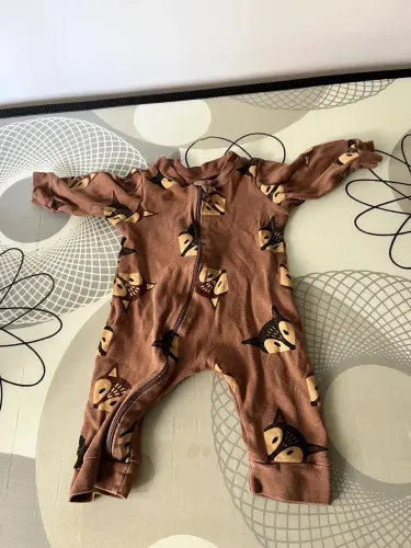 Macacão de bebê com estampa de raposas