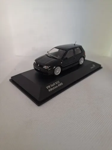 Miniatura VW Golf R32 Preta - Escala 1/43 - Solido