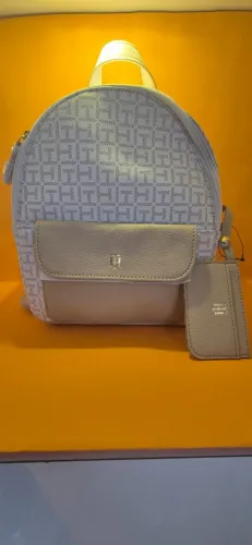 Mochila Tommy Hilfiger, caramelo e off white, couro sintético, com carteira. Original.