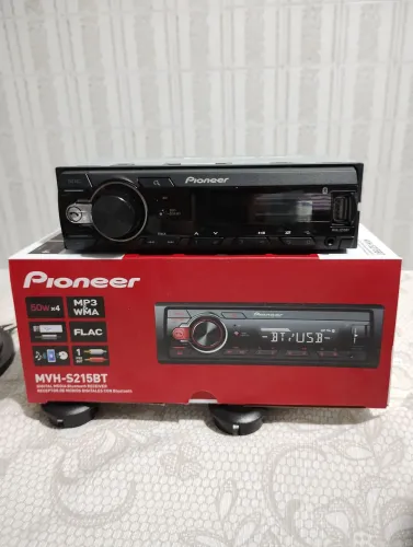 Pionner modelo MVH-S215BT 