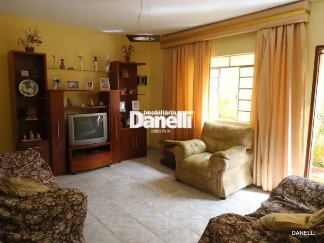 Casa à venda, 4 quartos, 1 suíte, 7 vagas, Centro - Natividade da Serra/SP