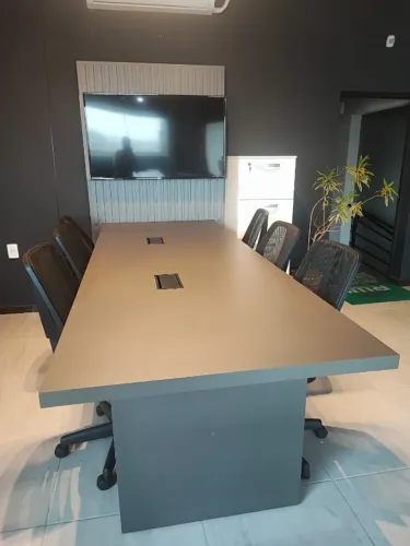 Mesa Sala de Reunião 2,70x1,00 com Painel de TV Semi Novo Com entradas de Tomadas