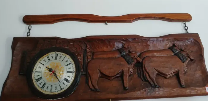 Relógio de parede artesanal em madeira entalhada