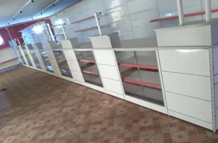 Balcão de atendimento de 12M c/suporte para computador e c/vitrine 