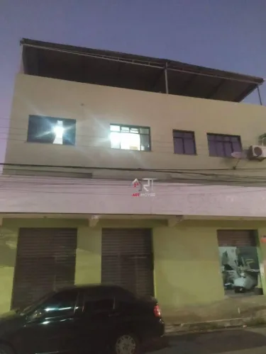 Prédio com Lojas no bairro Glória