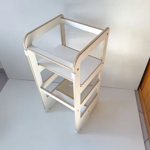 Torre de alimentação montessoriana