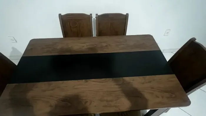 Mesa de jantar, quadrada, com 6 cadeiras.