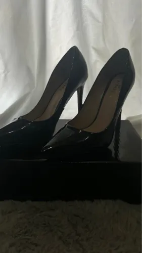 Scarpin salto alto preto de verniz