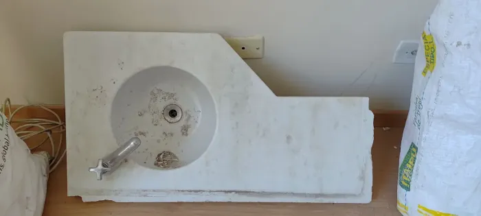 Bancada de mármore com pia e torneira