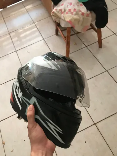 Capacete de moto preto