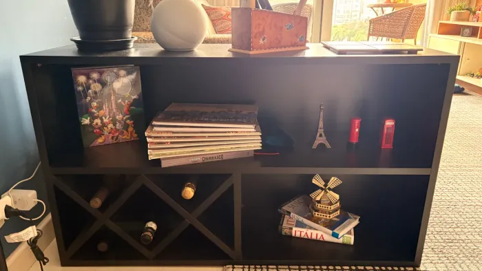 Mesa de apoio preta com suporte para vinho