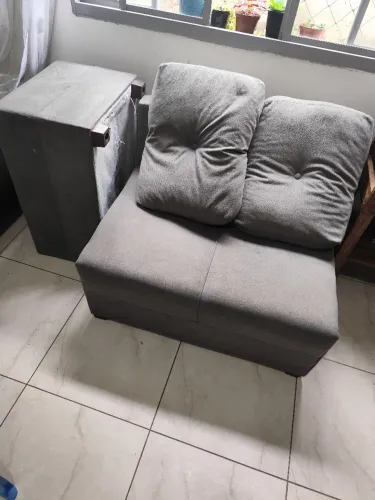 Mini sofá (descanso de perna vai junto)