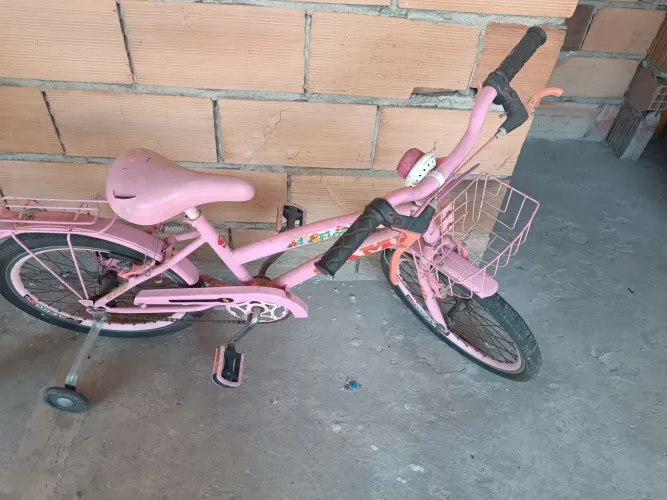 Bicicleta rosa infantil