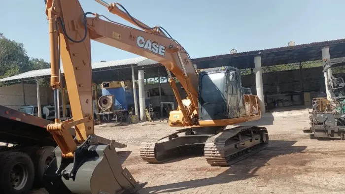 Escavadeira hidráulica case cx220B ano 2012. 11.000 horas. Rodante em ótimo estado.