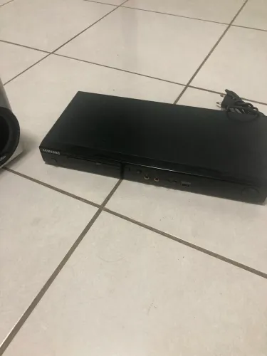 Microsistem e um DVD zerado.