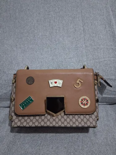 Bolsa marrom de lado