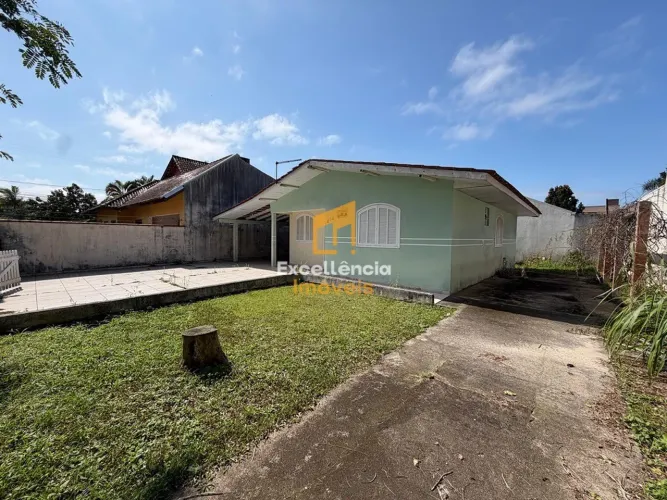 Casa com espaço de terreno próximo ao mar