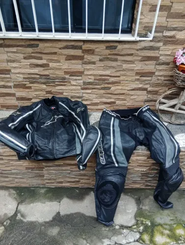 Vendo casaco calça macacão Alpinestars de couro e capacete de brinde