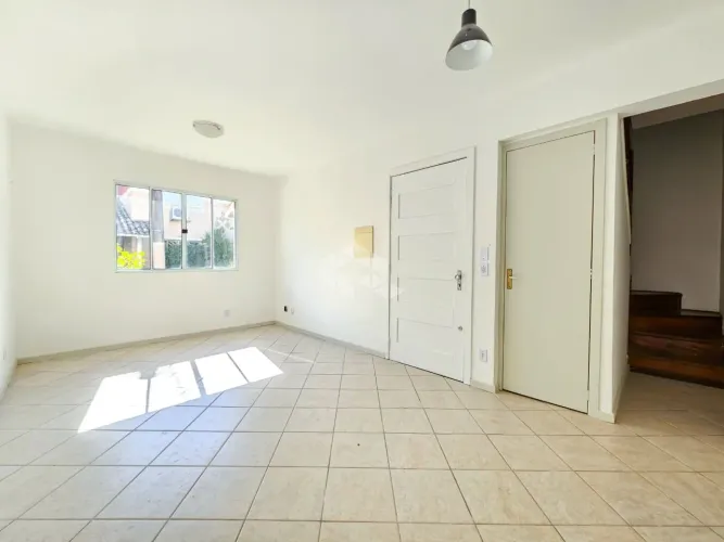 Casa em Condomínio Fechado no Centro de Canoas com 4 Dormitórios sendo 1 suíte e 2 vagas d