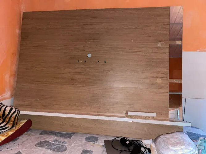 Painel grande, com espelhos e prateleiras