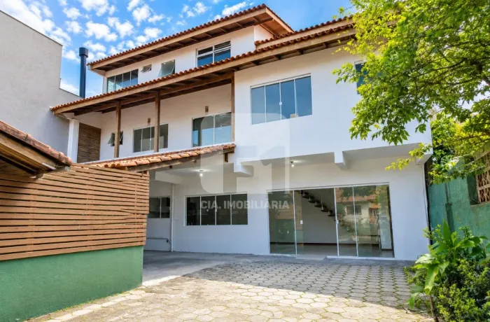 Casa de 4 dormitórios no Itaguaçu