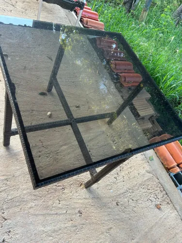 Vendo uma mesa linda de vidro sem as cadeiras