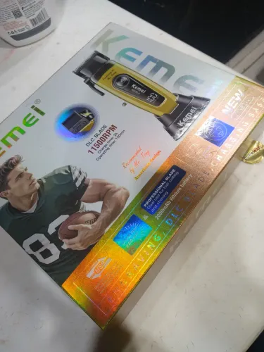 Máquina de cortar cabelo semi nova 