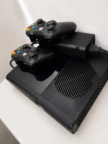Xbox 360 Slim Original + 3 Controles Originais - Excelente Estado