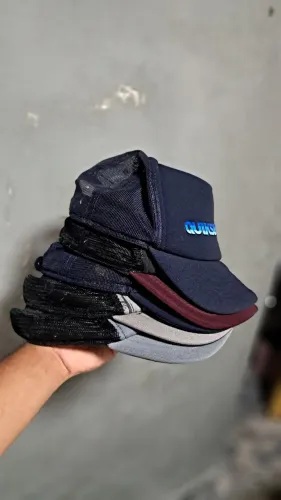 Vendo 6 bonés, no estado de novo.