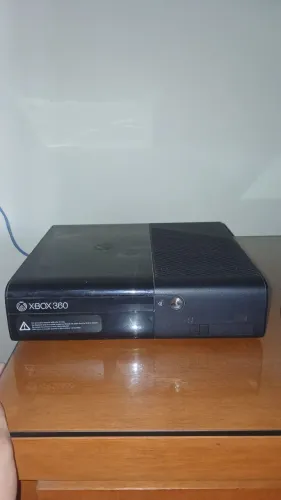 Vendo Xbox 360 super slim com cabos e fonte original