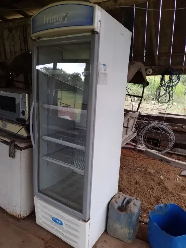 Vendo freezer vertical, frente de vidro usado, mas em bom estado