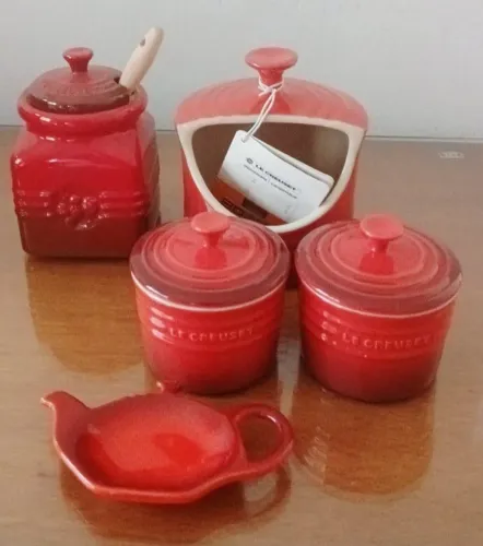 Kit Pote Geleia Frutas Vermelhas+Porta Sal+ Porta Condimentos+ Descanso Sachê Le Creuset