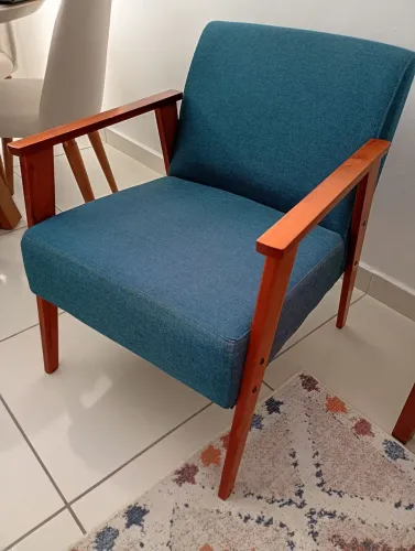 Poltrona de madeira maciça+tecido em linho azul