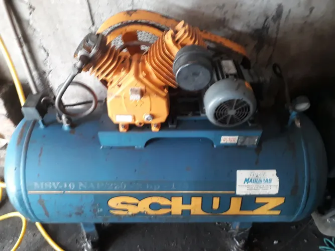 Vende se um compressor de 175lb trifásico  preço  3.700.00