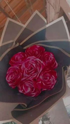 Buque de cetim com 7 rosas eternas