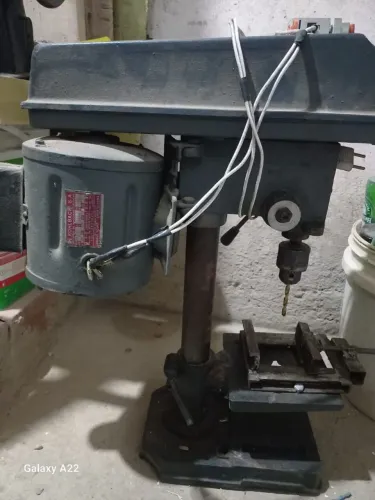 Furadeira de Bancada  Industrial funcionando tudo perfeitamente 600.00