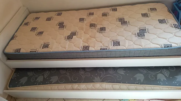 Vendo cama solteiro com auxiliar e 2 colchões