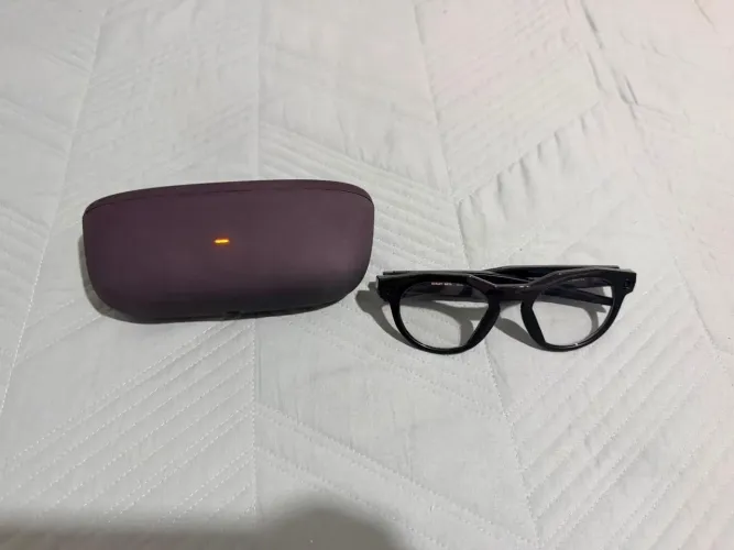 Oakley Meta HSTN Novo! Lente que fica roxa no sol, câmera e áudio integrados. Imperdível!