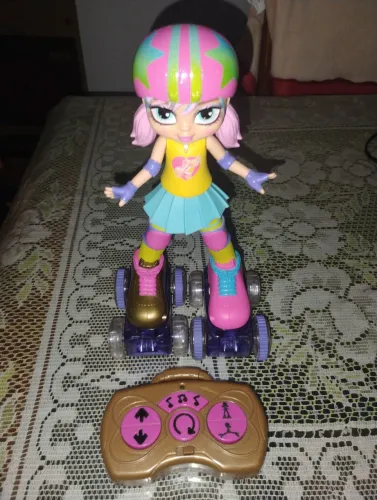 Vendo uma boneca que anda de patins rainbow Riley com controle remoto 