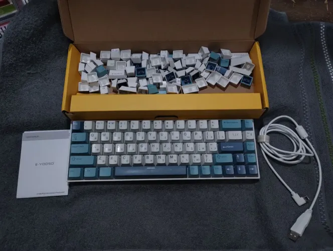 TECLADO MECÂNICO E-YOOSO Z686 - 65% - Swithes lineares Huano red LUBADOS + Kits de keycaps
