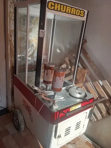 Carrinhos de diversos churros e pipoca