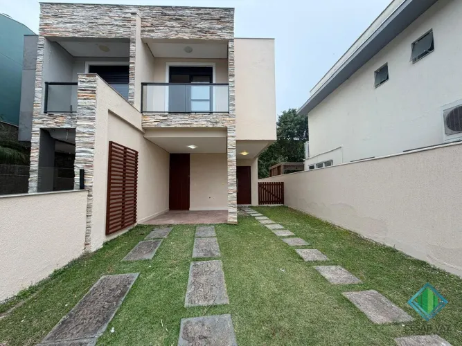 Excelente sobrado estilo geminado, no bairro Cachoeira do Bom Jesus.