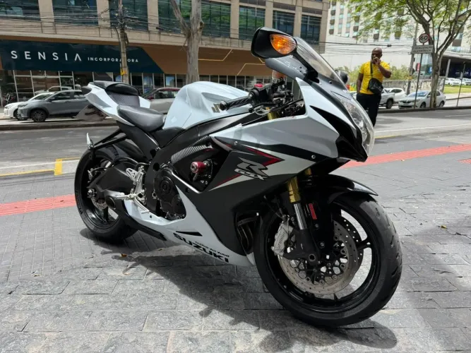 VENDE-SE MOTO EM ÓTIMO ESTADO.