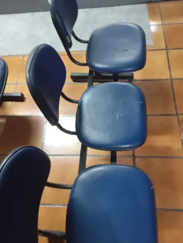 Duas Cadeira de espera de três lugares 