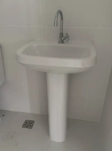 Lavatório de banheiro com coluna e torneira inox 