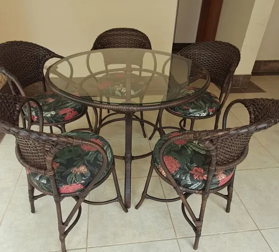Conjunto de mesa e 5 cadeiras de fibra sintética