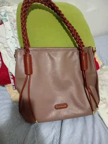 Vende se essa bolsa semi nova usada apenas duas veses não gostei queria uma maior