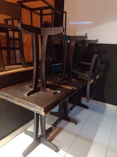 Vendo mesas antigas e resistentes precisa de reforma no tampo