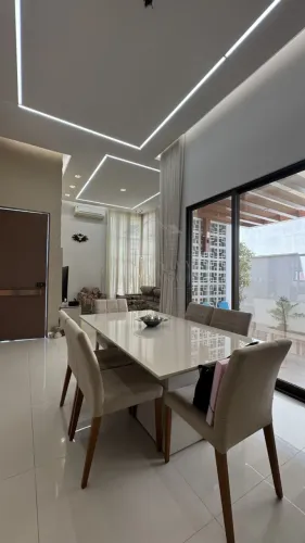 Casa Térrea à Venda em Condomínio Fechado - Imóvel Mobiliado e com Área Gourmet e Piscina