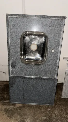 Pias banheiro e cozinha